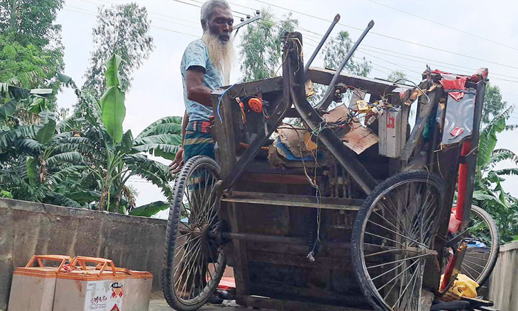 পলাশবাড়ীতে বাসচাপায় দুইজন নিহত