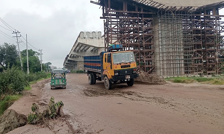 অব্যাহত বৃষ্টিতে ব্রাহ্মণবাড়িয়ার দুর্ভোগ ফোর লেন সড়ক