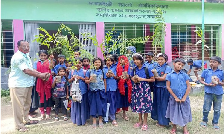তালায় পাঠকবন্ধুর শিক্ষার্থীদের মাঝে গাছের চারা বিতরণ