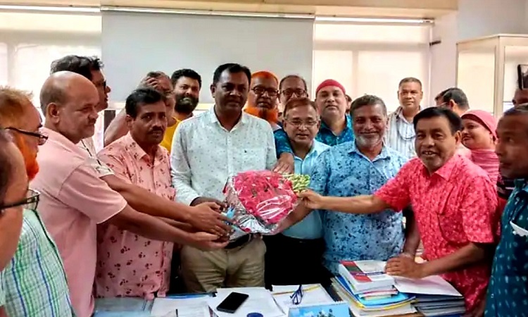 রাসিকের নতুন তত্ত্বাবধায়ক প্রকৌশলীকে কর্মকর্তা-কর্মচারীদের ফুলেল শুভেচ্ছা