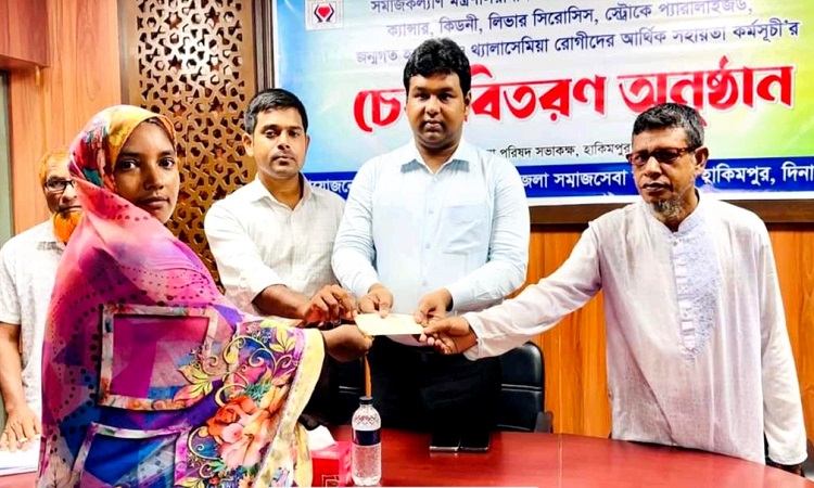 হিলিতে বিভিন্ন রোগে আক্রান্ত রোগীদের মাঝে অনুদানের চেক বিতরণ