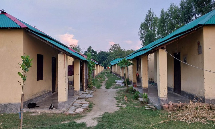 ঠাকুরগাঁওয়ের কান্দরপাড়া আশ্রয়ণ প্রকল্পের অধিকাংশ ঘরেই ঝুলছে তালা, অল্প বৃষ্টিতেই ভেসে যায় ঘর