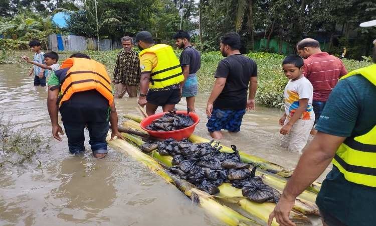 বানভাসিদের পাশে কুড়িগ্রামের স্বেচ্ছাসেবী সংগঠন ও ব্যক্তিরা