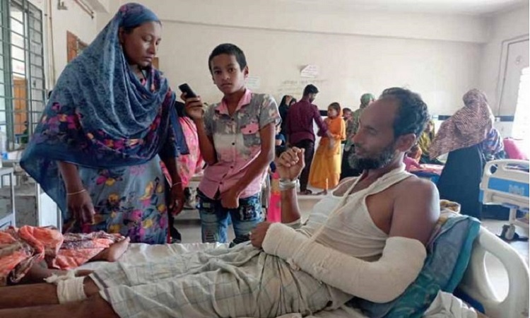 শশীভূষণে সন্ত্রসীরা পিটিয়ে হাত ভেঙে দিলো কৃষকের