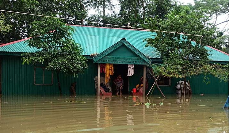কমছে বন্যার পানি বাড়ছে দুর্ভোগ, দূরে যাচ্ছে না ত্রাণ