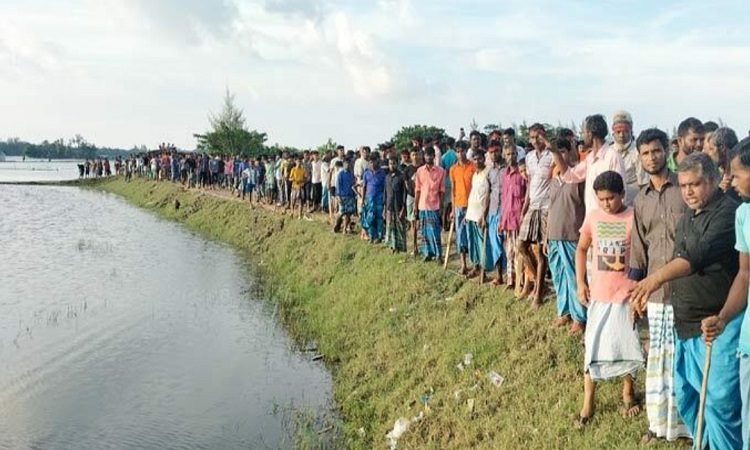 নোয়াখালীতে বাঁধ রক্ষায় গ্রামবাসীর পাহারা