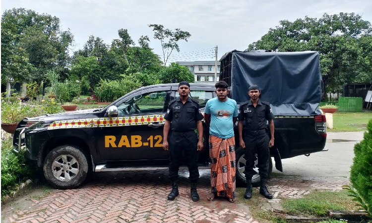 ৮৮ বোতল ফেনসিডিলসহ মাদক ব্যবসায়ী আটক