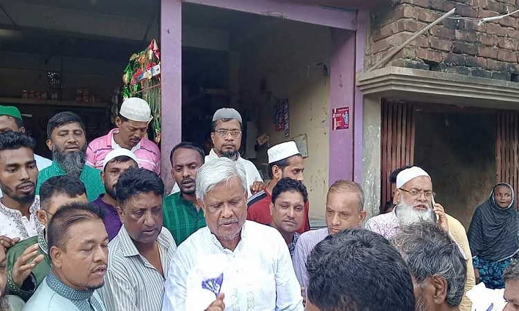 নোয়াখালীতে বন্যার্তদের মাঝে বিএনপির ত্রাণ বিতরণ