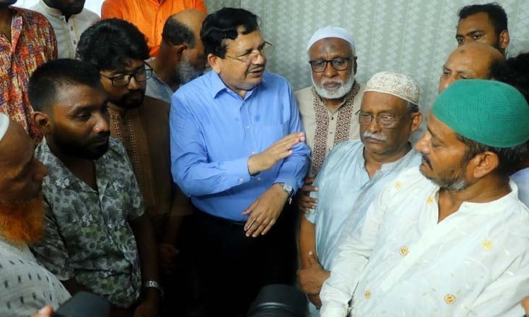 পাবনায় নিহত শিক্ষার্থীদের বাড়িতে শিমুল বিশ্বাস, আর্থিক সহায়তা প্রদান