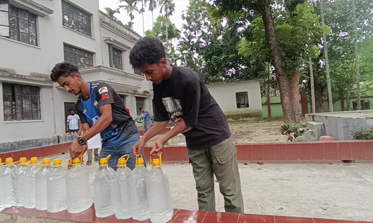 বানভাসি মানুষের জন্য পাঠানো হচ্ছে পঞ্চগড়ের বিশুদ্ধ পানি