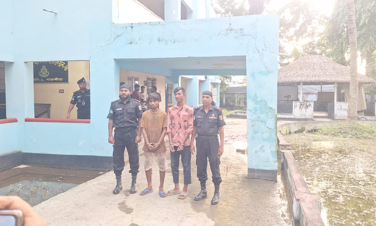 সাতক্ষীরা থানা থেকে লুট হওয়া অস্ত্র-গোলাবারুদসহ আটক ২
