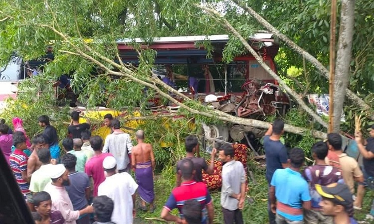 গোপালগঞ্জে বাস-ট্রাক সংঘর্ষে নিহত পাঁচ, আহত ২৫