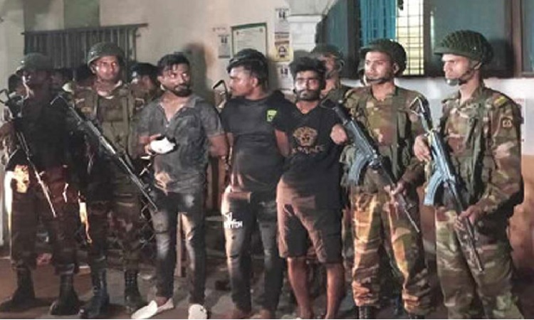 গভীর রাতে ঢামেকে হামলায় আহত ৫, আটক ৪