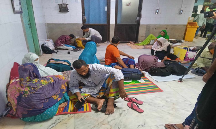 চিকিৎসকদের কর্মবিরতিতে ঢামেক অচল, দুর্ভোগে রোগী