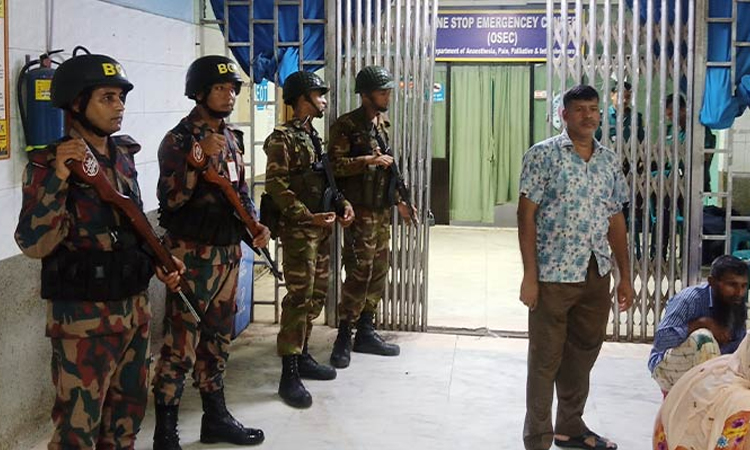 কঠোর নিরাপত্তায় ঢামেকে জরুরি সেবা চালু