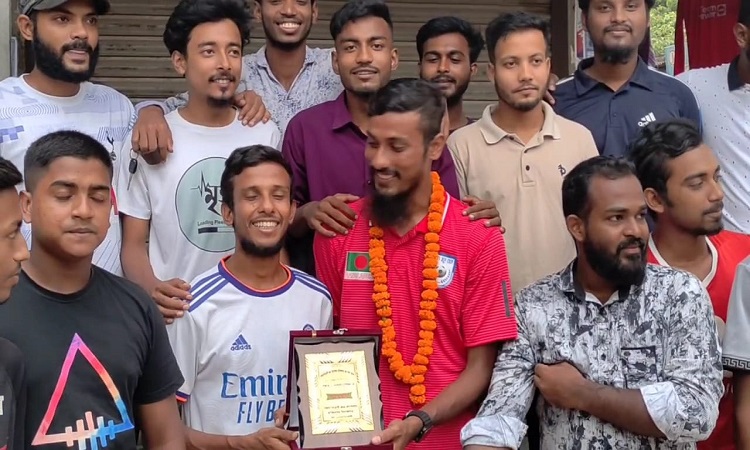 সাফ অনূর্ধ্ব-২০ জয়ী খেলোয়াড় রোস্তম আলীকে হিলিতে সংবর্ধনা
