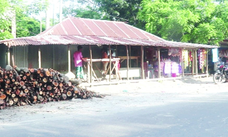 গোপালগঞ্জে সরকারি জায়গা দখল করে দোকান নির্মাণ