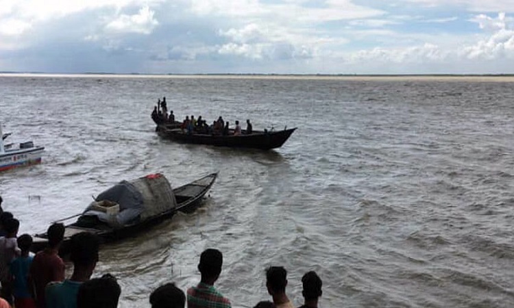 পদ্মায় নৌকাডুবি : নিখোঁজ ৪ জনের মরদেহ উদ্ধার
