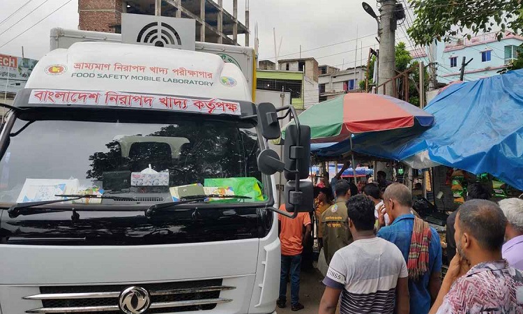 চুয়াডাঙ্গায় ভ্রাম্যমাণ নিরাপদ খাদ্য পরীক্ষাগারের বিশেষ অভিযান