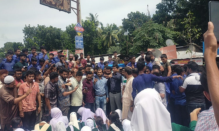 শালিখায় এক দফা দাবিতে শিক্ষার্থীদের যশোর-মাগুরা সড়ক অবরোধ