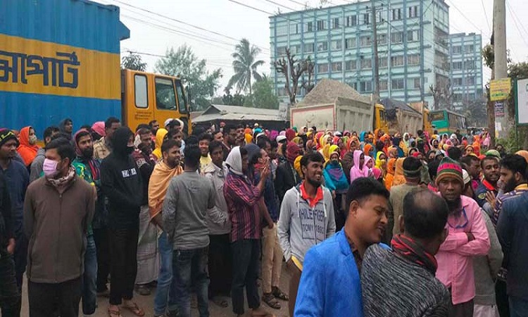 গাজীপুরে সড়ক অবরোধ করে শ্রমিকদের বিক্ষোভ