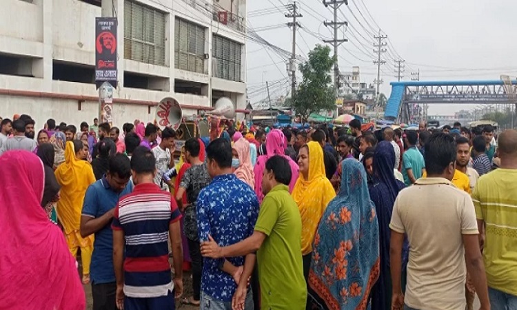 সাভার ও আশুলিয়ায় শ্রমিকদের বিক্ষোভ, অর্ধশতাধিক কারখানায় ছুটি