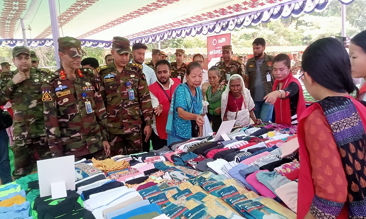 খাগড়াছড়িতে বন্যা দুর্গতদের জন্য ‘এক টাকায় বাজার’