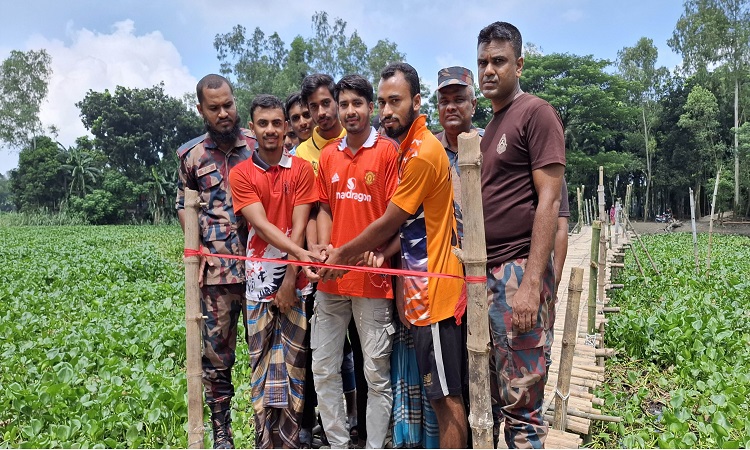 রৌমারীতে সাঁকো নির্মাণ করল বিজিবি ও ছাত্র-জনতা