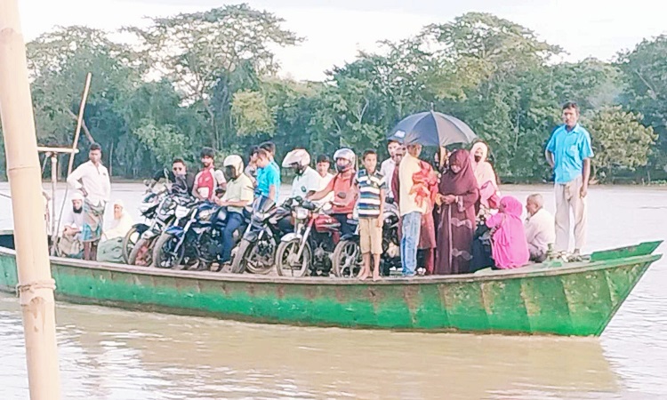 দুর্গাপুরে নদী পারাপারে ২গুণ টাকা আদায়, ক্ষুব্ধ যাত্রীরা