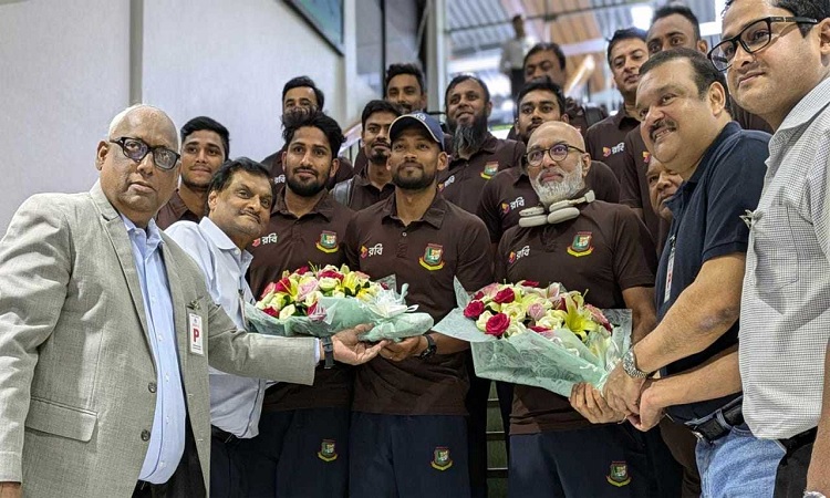দেশে ফিরে ফুলেল শুভেচ্ছায় সিক্ত ক্রিকেটাররা