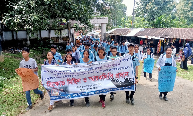 খাগড়াছড়িতে শিক্ষার্থীদের বিক্ষোভ ও স্মারকলিপি প্রদান