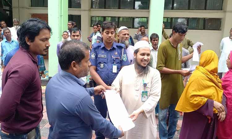 পঞ্চগড়ে বাংলাবান্ধা ইউপি চেয়ারম্যানের দুর্নীতির অভিযোগে বিক্ষোভ ও মানববন্ধন