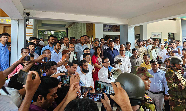 শিক্ষার্থীদের তোপের মুখে টাঙ্গাইল সদর উপজেলা ইউএনও প্রত্যাহার