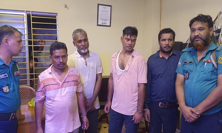 যৌথ বাহিনীর অভিযানের নামে ৫ লাখ টাকা লুট, গ্রেফতার ৪