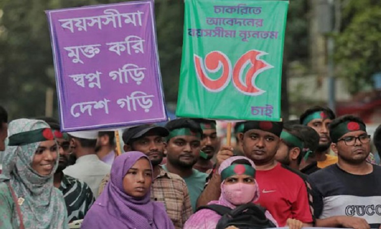 চাকরিতে প্রবেশের বয়সসীমা ৩৫ করার দাবিতে শাহবাগে অবরোধ, যান চলাচল বন্ধ