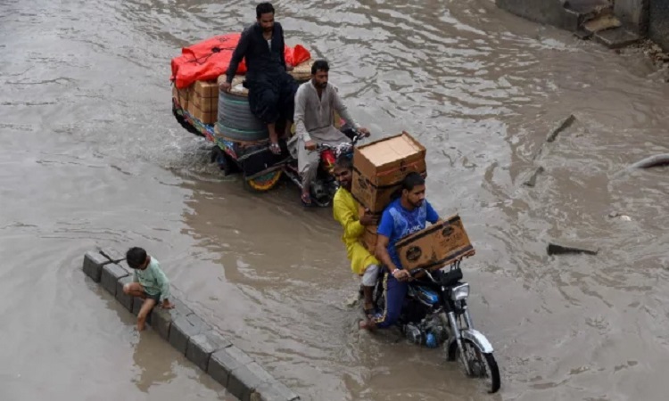 পাকিস্তানে ভারী বর্ষণে নিহত বেড়ে ৩৪১