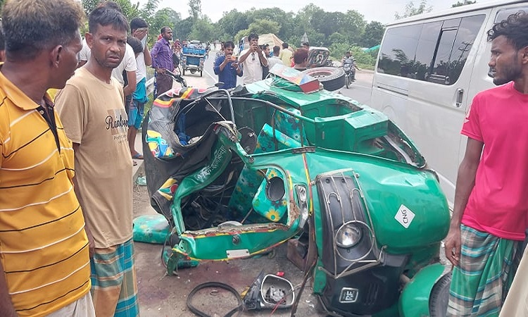 সিরাজগঞ্জে মাইক্রোবাস-অটোরিকশা সংঘর্ষে নিহত ৫