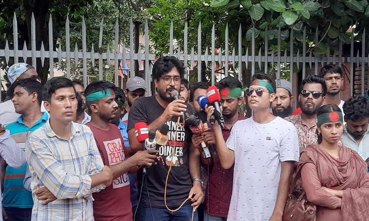 চাকরিতে প্রবেশের বয়স ৩৫ করার দাবি না মানলে শাহবাগ না ছাড়ার হুঁশিয়ারি
