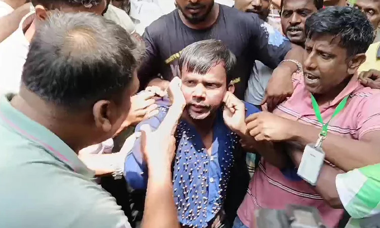 আদালত চত্বরে হিরো আলমকে মারধর ও কান ধরে উঠ-বস