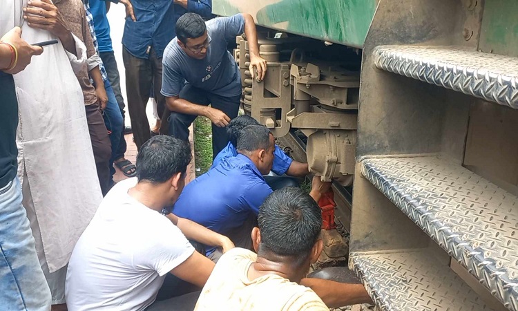 রাজবাড়ীতে সুন্দরবন এক্সপ্রেসের নাট ভেঙ্গে দেড় ঘন্টা বিলম্ব