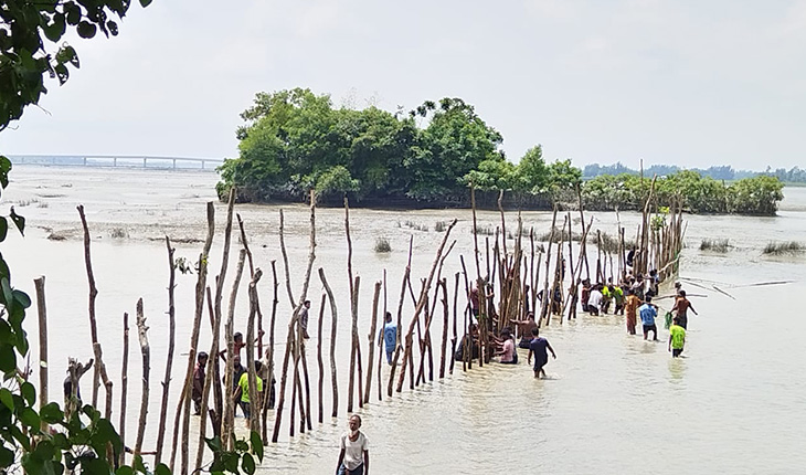 ছোট ফেনী নদীর ভাঙন ঠেকাতে স্বেচ্ছাশ্রমে বাঁধ নির্মাণ