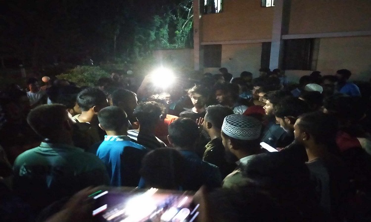 আন্দোলন নিয়ে বিরূপ মন্তব্য, হলছাড়া ইবি শিক্ষার্থী
