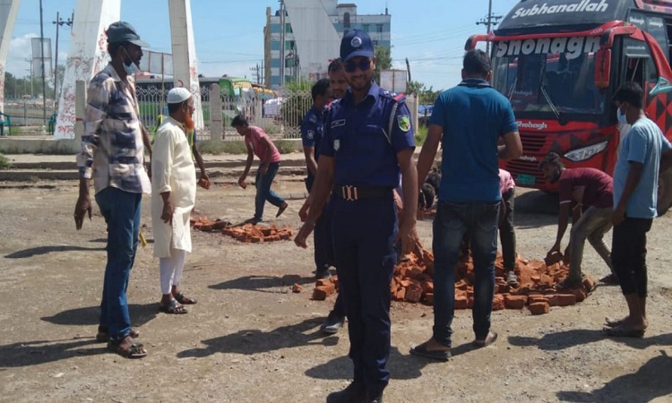 ঢাকা-সিলেট মহাসড়কের খানাখন্দ, মেরামত করল হাইওয়ে পুলিশ