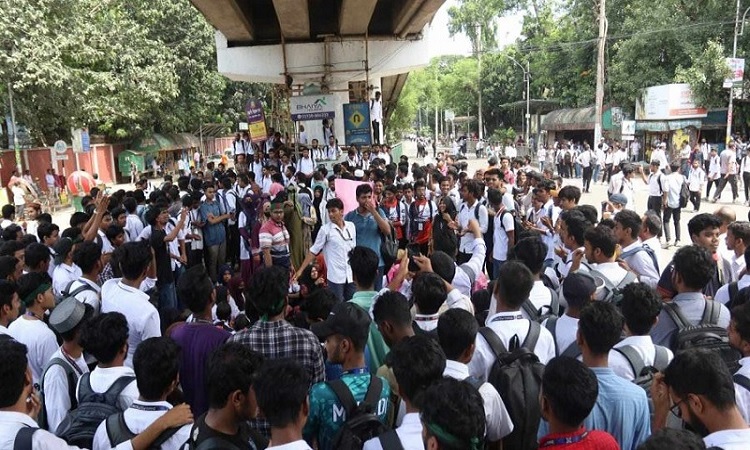 ৬ ঘণ্টা পর সড়ক ছাড়লেন পলিটেকনিকের শিক্ষার্থীরা