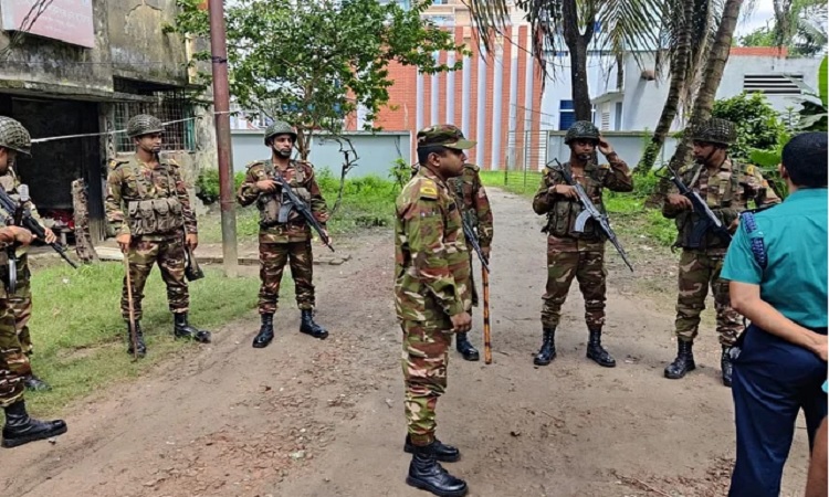বরিশালে ডাক বিভাগের কার্যালয়ে ঘাসের ভেতর গ্রেনেডসদৃশ বস্তু