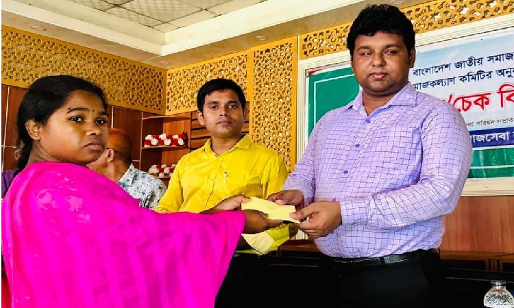হিলিতে ক্ষুদ্র নৃগোষ্ঠীর শিক্ষার্থীদের মাঝে অনুদানের চেক বিতরণ