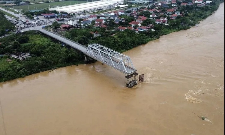 ইয়াগির প্রভাবে ভিয়েতনামে সেতুধস, নিখোঁজ ১৩