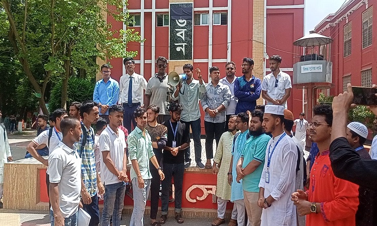 রাজশাহী কলেজের নব নিয়োগপ্রাপ্ত অধ্যক্ষকে ক্যাম্পাসে অবাঞ্ছিত ঘোষণা