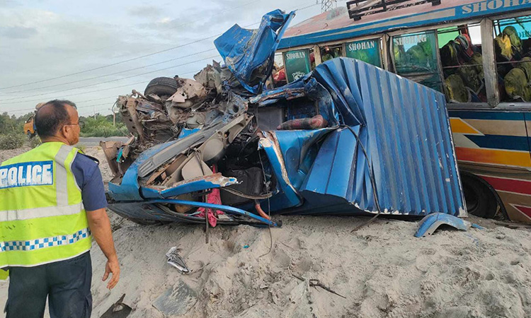 টাঙ্গাইলে বাস-পিকআপ ভ্যানের মুখোমুখি সংঘর্ষে নিহত ১