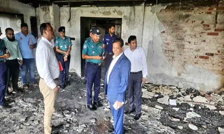 নগর ভবন পরিদর্শনে রাসিক প্রশাসক ও আরএমপি কমিশনার